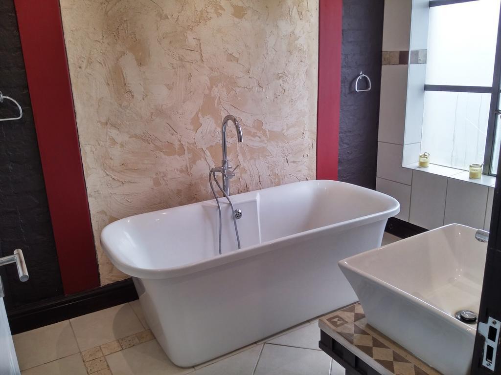 African Adventures Accommodation เดอร์บันวิลล์ ภายนอก รูปภาพ