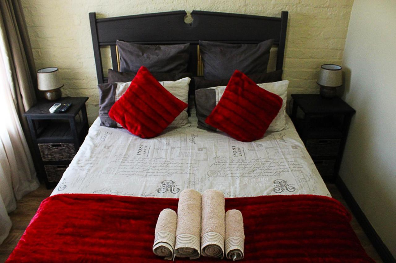 African Adventures Accommodation เดอร์บันวิลล์ ภายนอก รูปภาพ