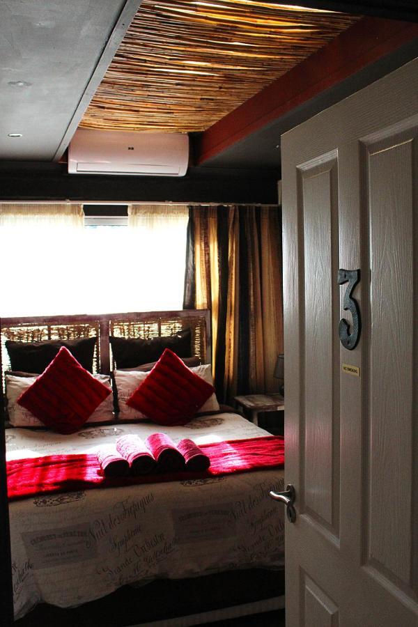 African Adventures Accommodation เดอร์บันวิลล์ ภายนอก รูปภาพ