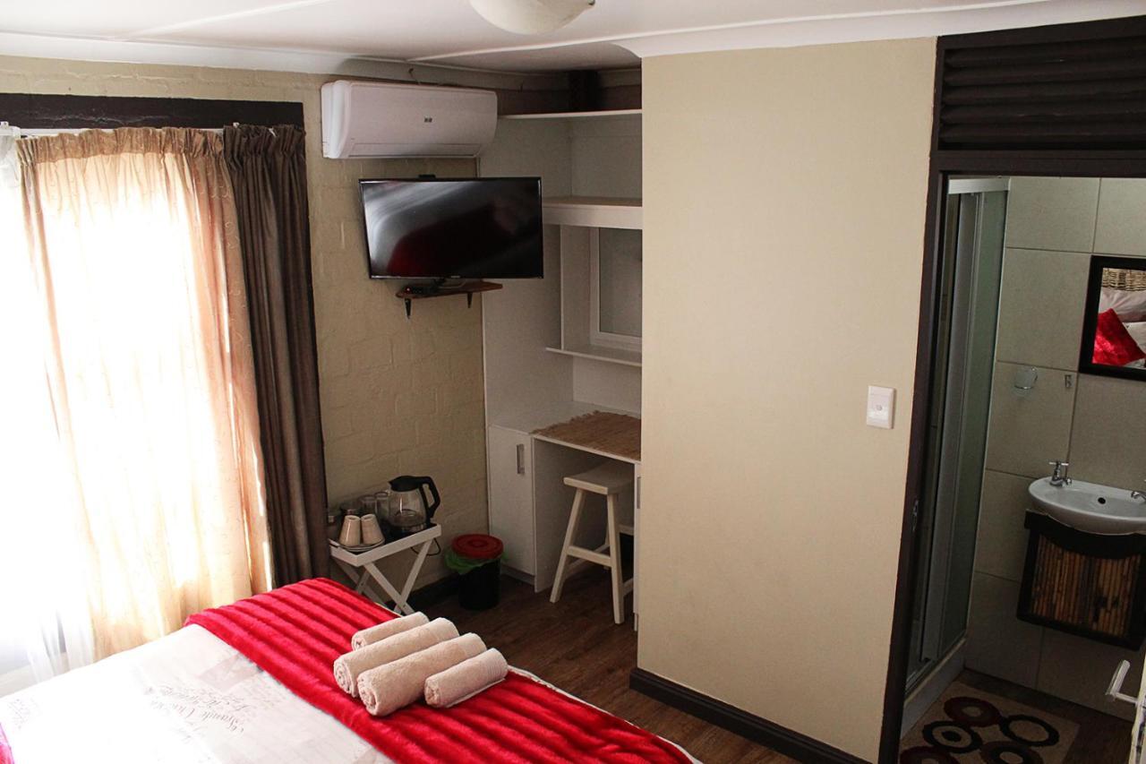African Adventures Accommodation เดอร์บันวิลล์ ภายนอก รูปภาพ