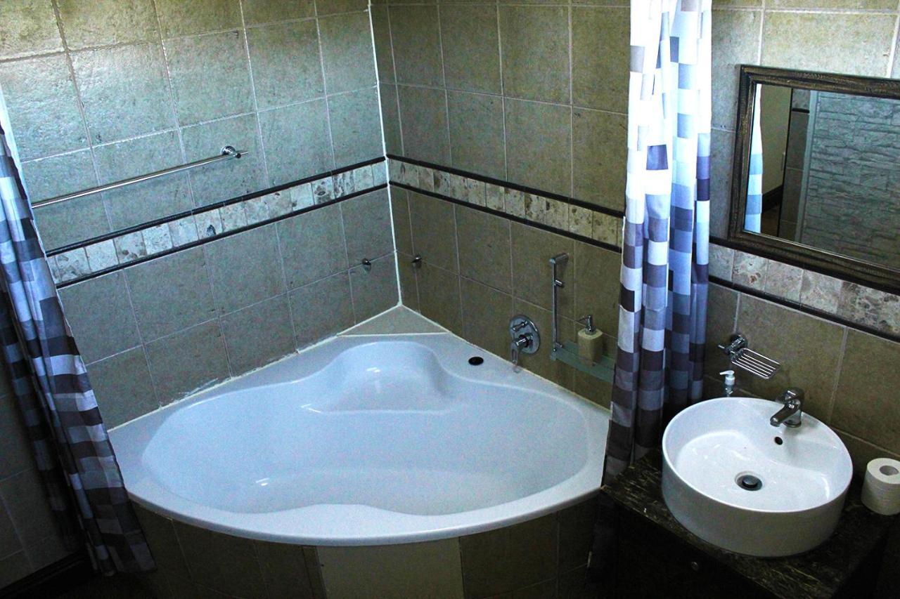 African Adventures Accommodation เดอร์บันวิลล์ ภายนอก รูปภาพ