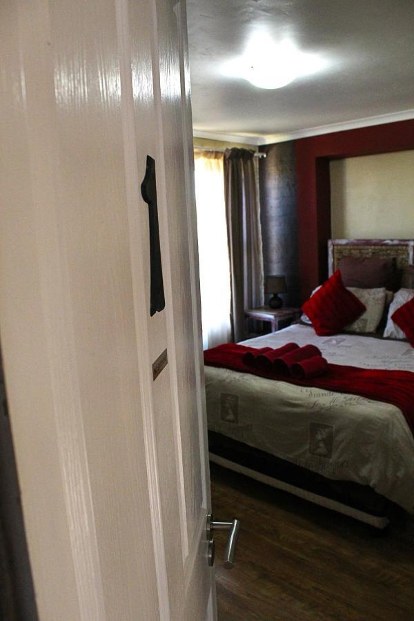African Adventures Accommodation เดอร์บันวิลล์ ภายนอก รูปภาพ
