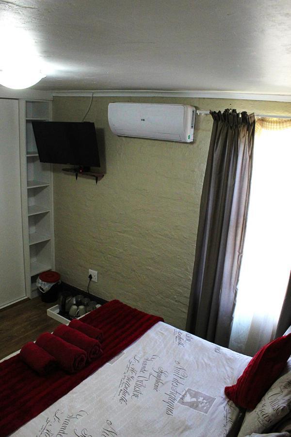 African Adventures Accommodation เดอร์บันวิลล์ ภายนอก รูปภาพ